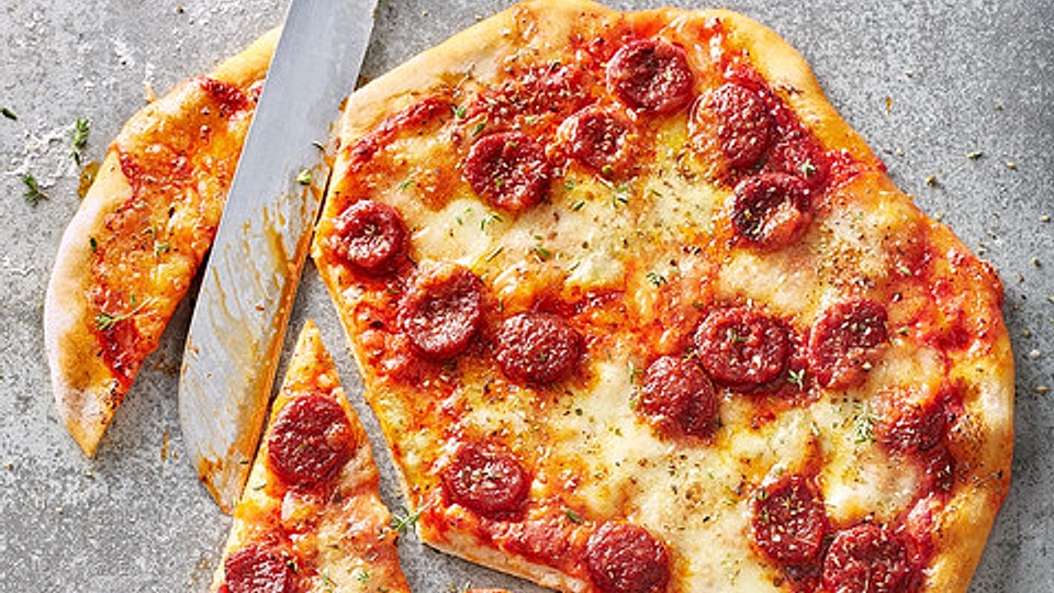 Knusprig dünne Pizza mit Chorizo und Mozzarella